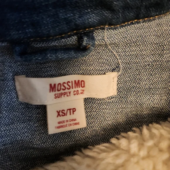 Jean jacket size xs with faux fur. - Picture 9 of 11
